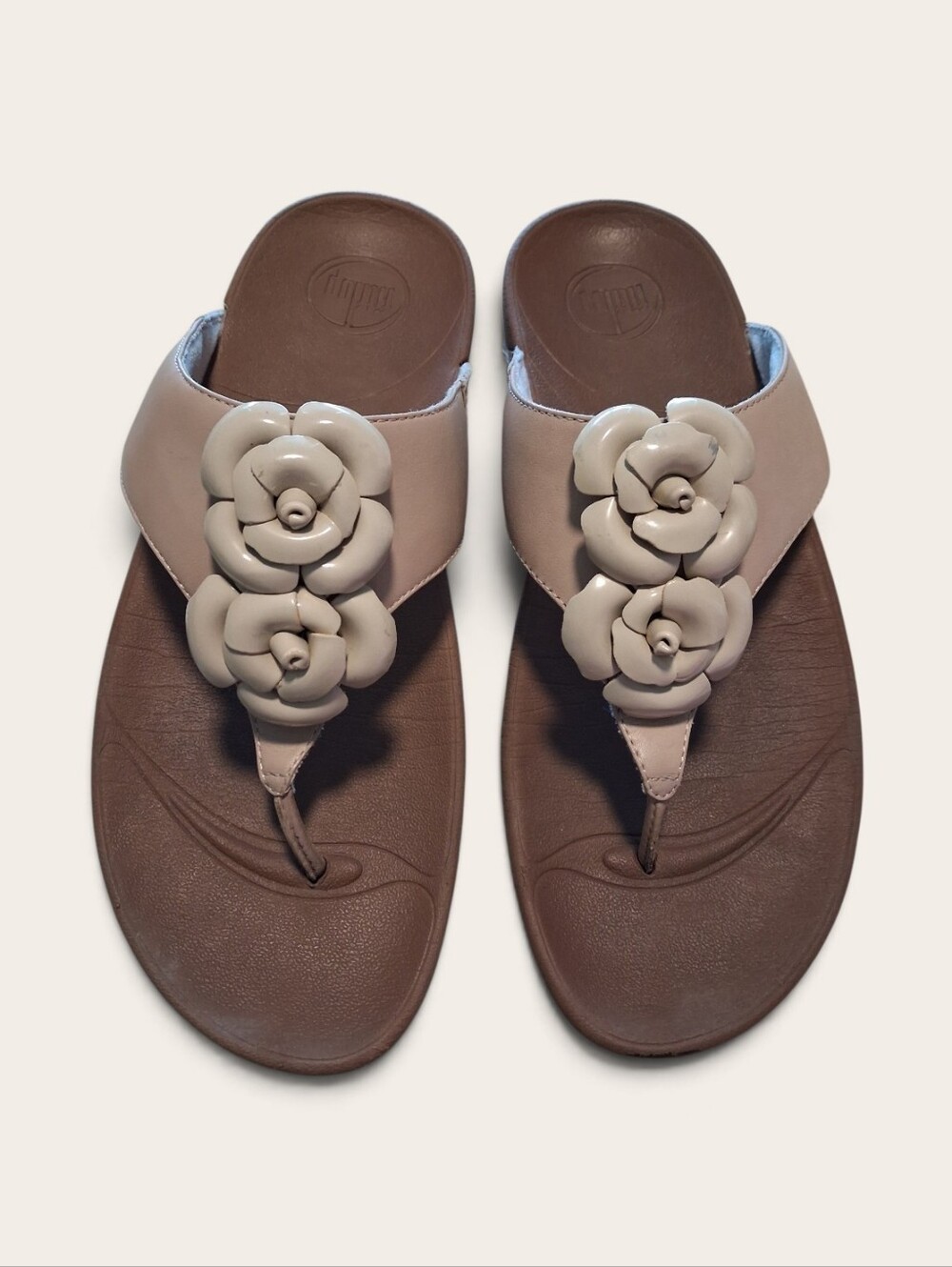 FitFlop Lulu Flower Toe Post Leather Sandal in Platinum ** Size 10-10.5